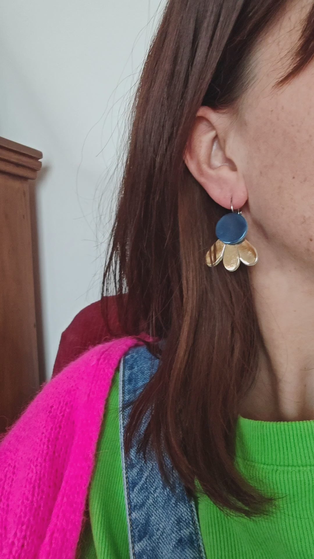 Vidéo boucles d'oreilles fleur en cuir bleu et or porte - Majulette