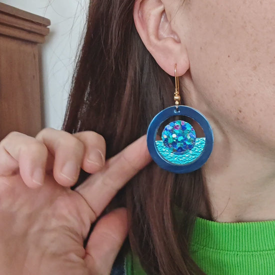 Boucles d'oreilles geometrique bleu et bleu paillette en cuir upcyclé modèle Alka video- Majulette