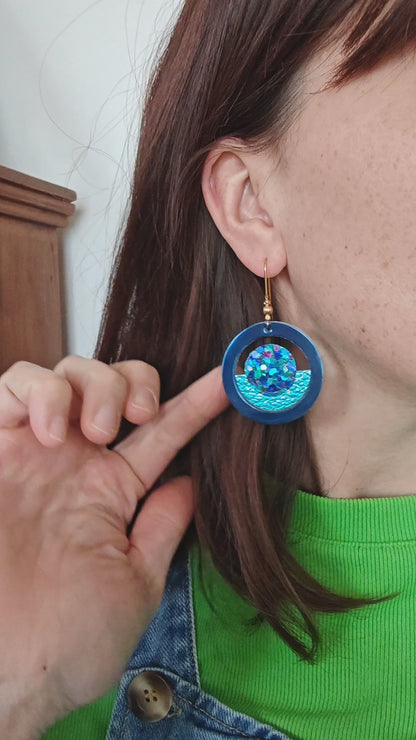 Boucles d'oreilles geometrique bleu et bleu paillette en cuir upcyclé modèle Alka video- Majulette