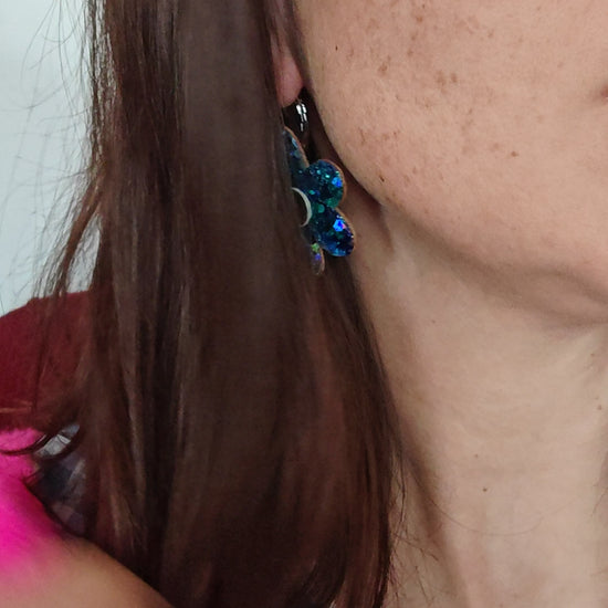 Boucles d'oreilles fleur en cuir bleu  paillette  porte - modele Zap - Majulette