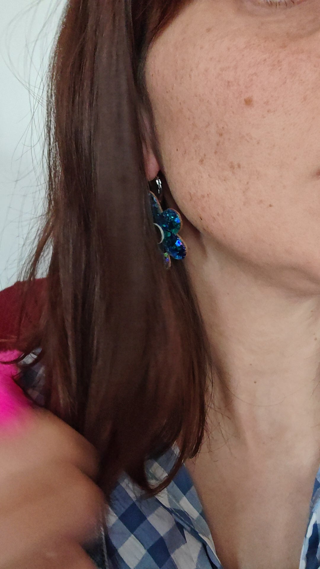 Boucles d'oreilles fleur en cuir bleu  paillette  porte - modele Zap - Majulette