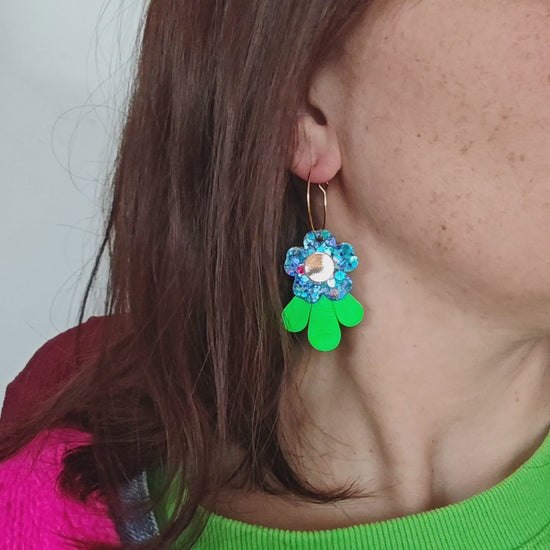 Vidéo boucles d'oreilles fleurs en cuir vert et bleu pailleté upcyclé porte modèle Tada - Majulette