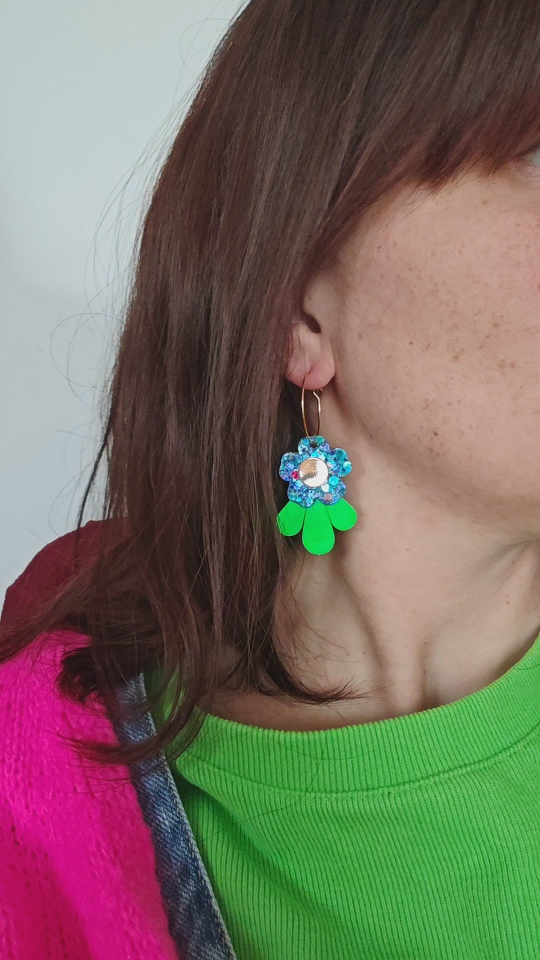 Vidéo boucles d'oreilles fleurs en cuir vert et bleu pailleté upcyclé porte modèle Tada - Majulette