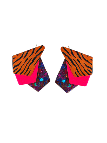 Boucles d'oreilles geometrique orange zebre et rose fluo et violet paillette en cuir upcyclé modèle Kroma porte - Majulette